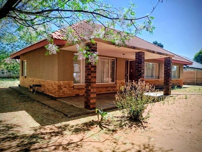 House for Sale in Stilfontein Ext 2: 3 Bedrooms, Garage, Close to Schools.