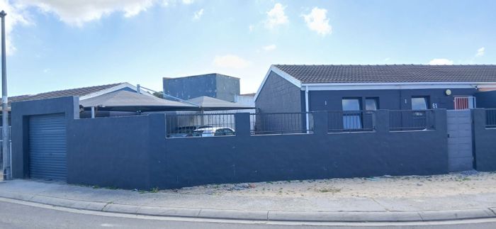 For Sale: 2-bedroom house in Rocklands with enclosed yard and parking for 4.