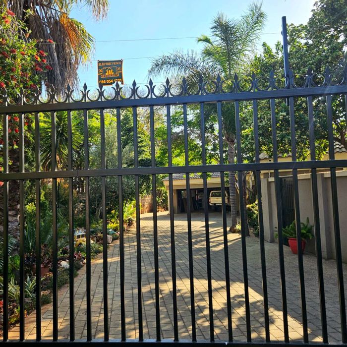 Eldoraigne House For Sale: Spacious 3-bed home with flat, pool, and solar features.