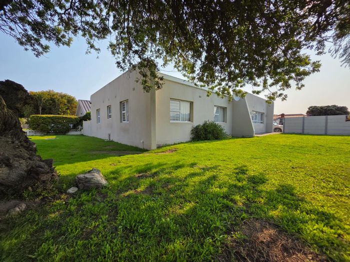 Versatile 5-Bedroom House with Flatlet and Double Garage in Winslow For Sale