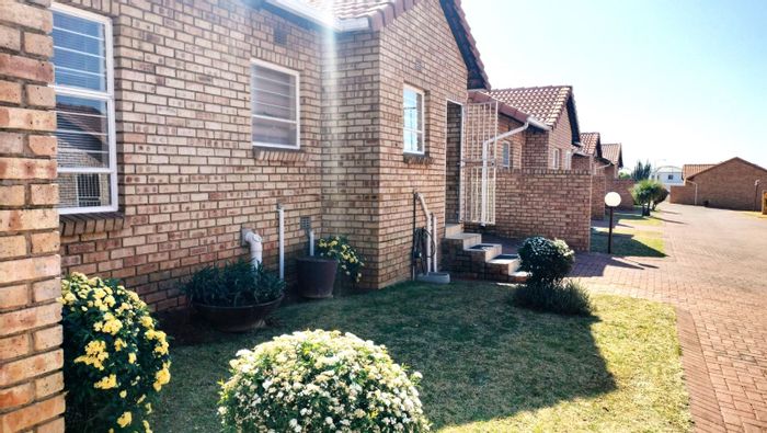 Groblerpark Townhouse For Sale: 2 Bedrooms, secure complex, close to amenities.