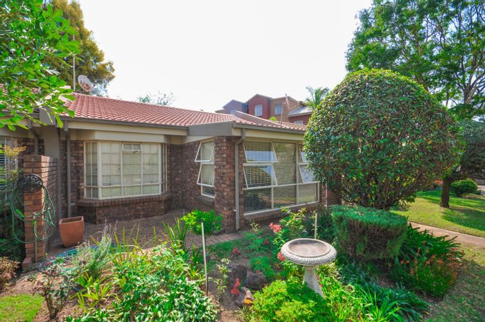 Hillcrest Cluster For Sale: Over-50s simplex with pet-friendly courtyard and community amenities.