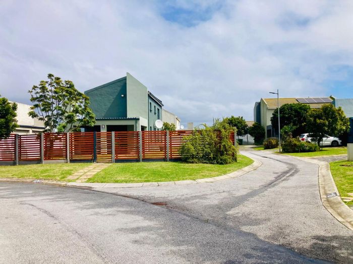 For Sale: Townhouse in Bridgemeade with 3 bedrooms, braai area, and park access.