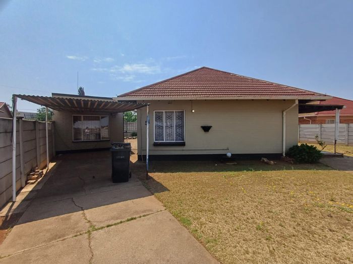 3 Bedroom house with flatlet and carports for sale in Stilfontein Ext 4.