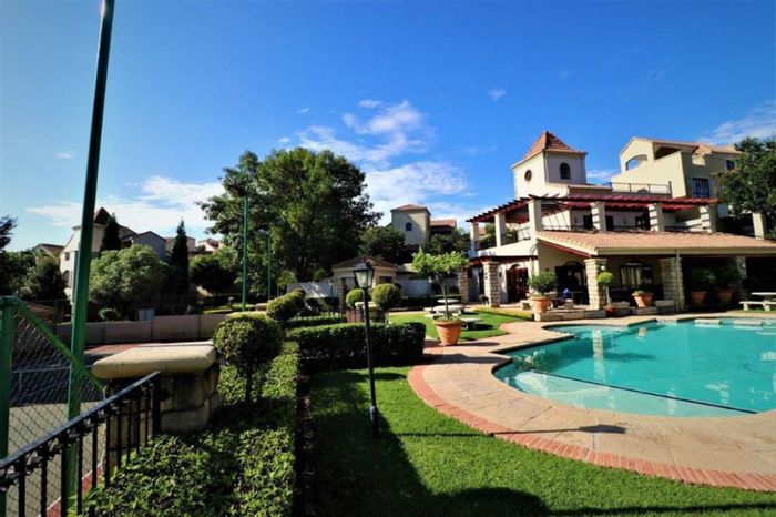Top-Floor Apartment in Morningside To Rent: 2 beds, balcony, pool, security.