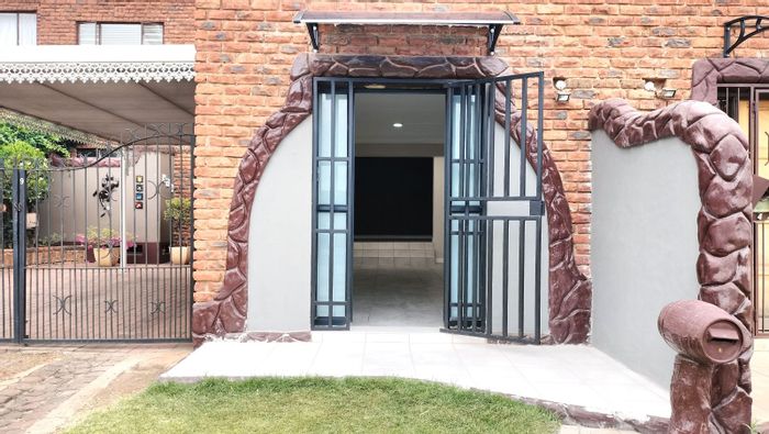 Townhouse For Sale in Horison Park: 2 beds, pet-friendly, no transfer fees.