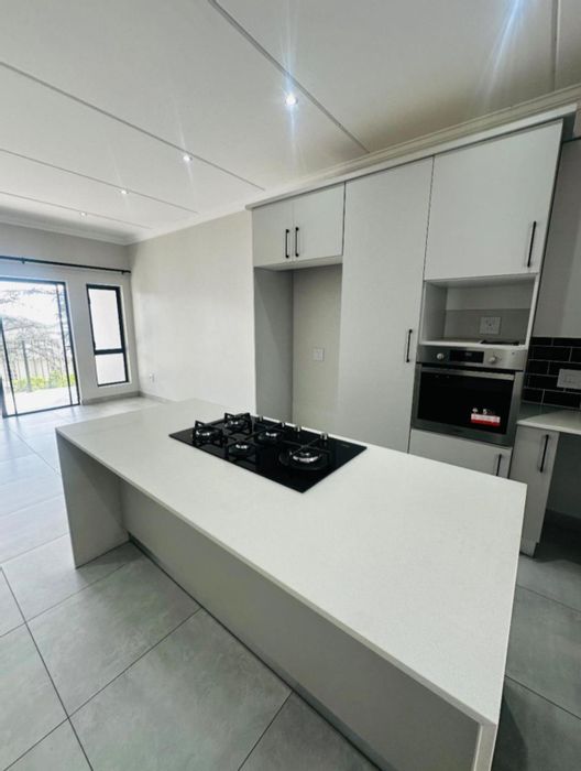 Bryanston Apartment To Rent: 2 beds, en-suites, balcony, pool, secure parking.