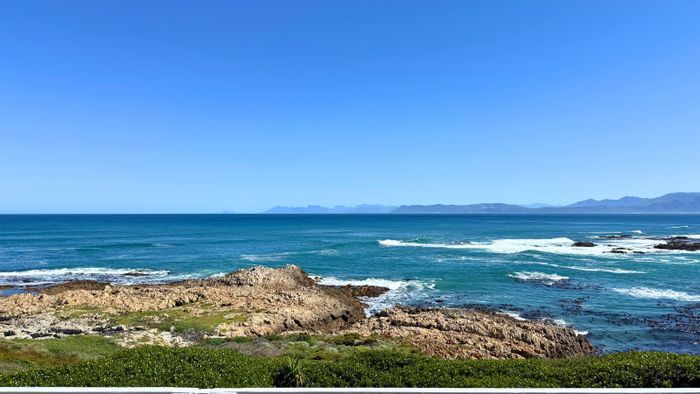 De Kelders House For Sale: 7 bedrooms, ocean views, operational guest house potential.