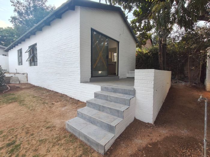 Apartment To Rent in Robin Acres: Open-plan living, private patio, tranquil garden.