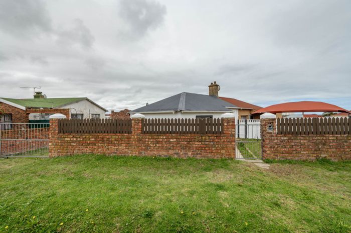 Kensington House For Sale: 2 Bedrooms, garage, braai area, close to amenities.