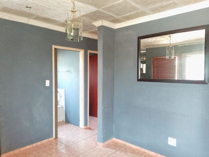 To Rent: House in Mabopane Central with 2 bedrooms, dining room, and kitchen.