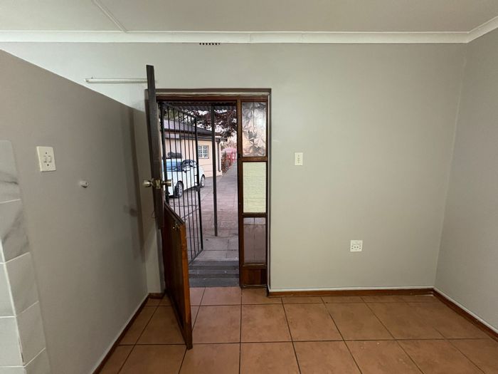 1-bedroom apartment in Kuruman Central, to rent with parking and prepaid electricity.