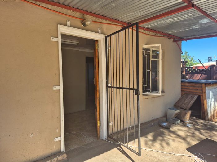 1-bedroom apartment in Kuruman Central, open plan, parking, water included, no pets.