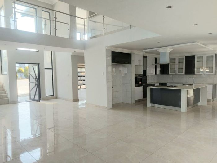 Savannah Country Estate House For Sale: 6 bedrooms, bar, office, and double garages.