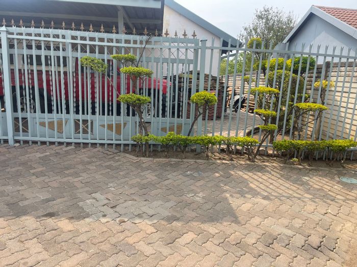 Danville House For Sale: 3 Bedrooms, private garden, garage, and parking spaces.