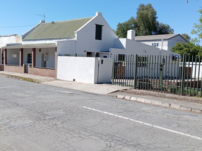 For Sale: Guest House in Graaff-Reinet Central with 4 rental units and parking.
