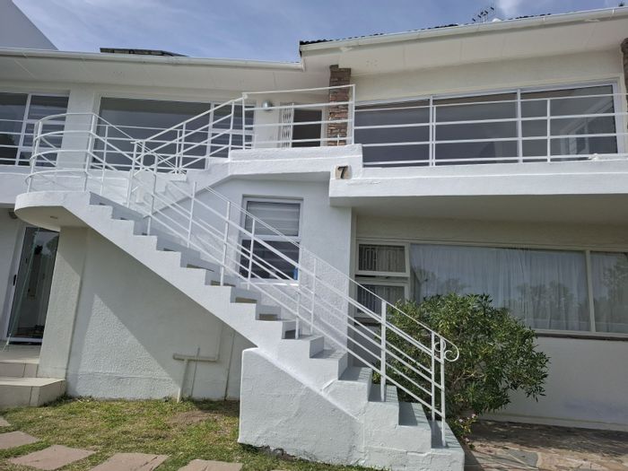 Fresnaye Apartment To Rent: 3 Bedrooms, balcony, mountain and sea views, parking.