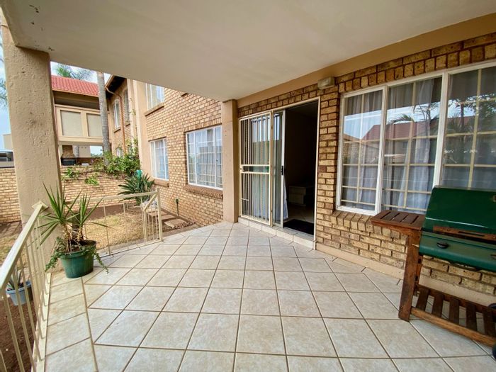 For Sale: Townhouse in Amberfield with 2 bedrooms, garden, and ample garage space.