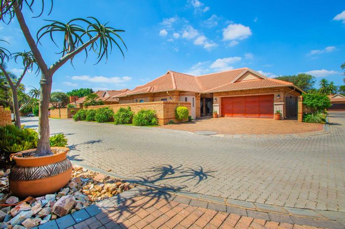 Randpark Ridge House For Sale: 3 beds, double garage, low-maintenance, pet-friendly garden.