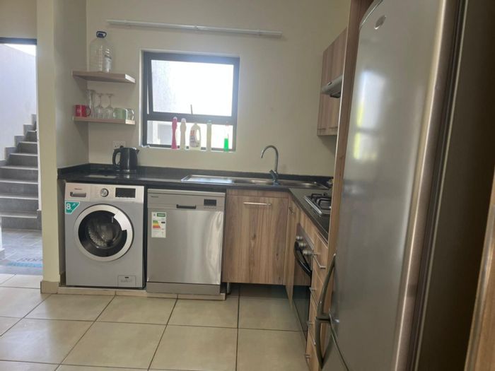 Rivonia Apartment For Sale: 2 Bedrooms, parking, near shops and transport routes.