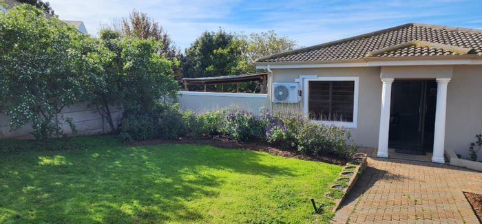 Tafelzicht House For Sale: 3 bedrooms, open-plan living, double garage, spacious erf.