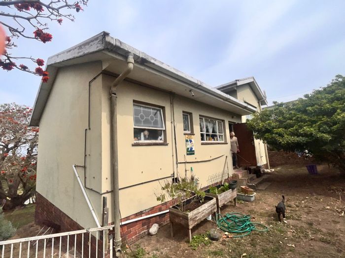 Aston Bay House For Sale: 2 bedrooms, garage, separate entrance room, enclosed yard.