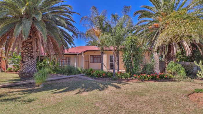 Ashton Central House For Sale: 4 bedrooms, entertainment room, porches, and garden.