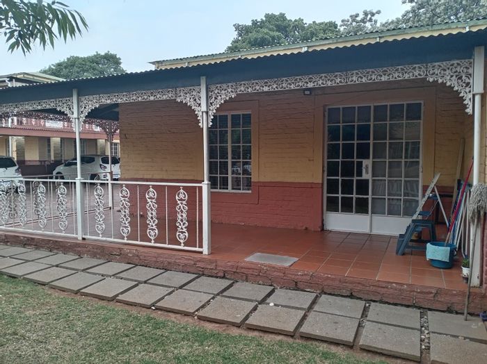 For Sale: 3-Bedroom Townhouse in Florida with private garden and security features.