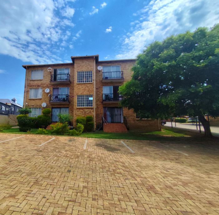 Northgate Apartment For Sale: 2 Bedrooms, Balcony, Prime Location, Great Potential.