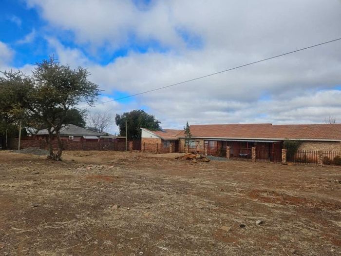 Vacant Land Residential in South Ridge: 703m², near shopping and amenities. For Sale.