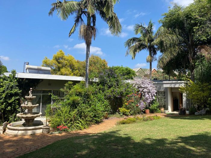 Darrenwood House For Sale: Spacious erf, entertainment areas, secure living, ideal for families.