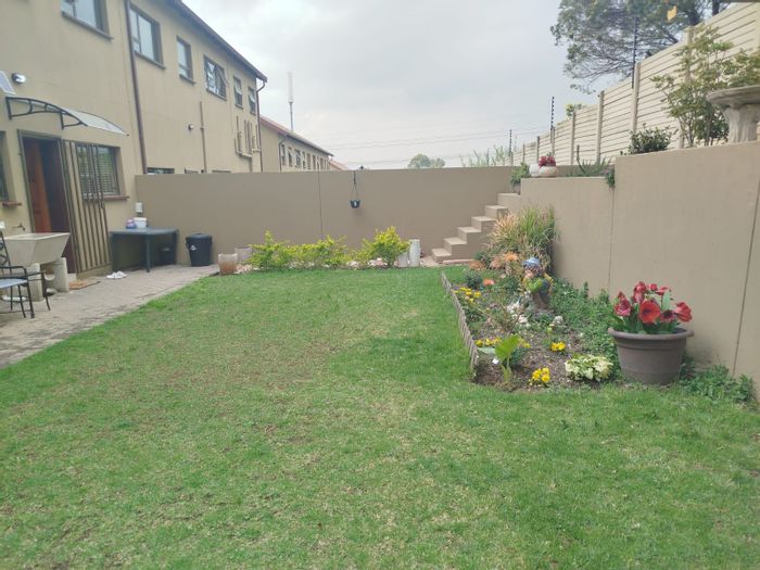 Terenure Townhouse To Rent: 3 Bedrooms, Double Garage, Open-Plan Living, Secure Access.
