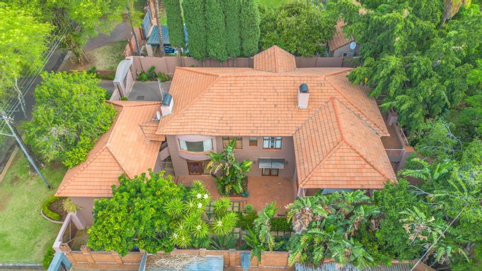 House To Rent in Muckleneuk: 6 bedrooms, pool, Jacuzzi, versatile living spaces.