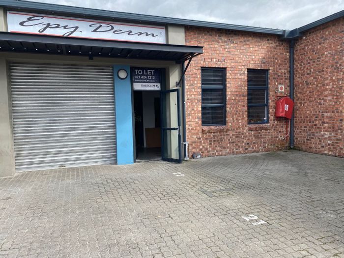 Industrial unit in Ottery to rent: 113m², kitchenette, courtyard, 3-phase power.