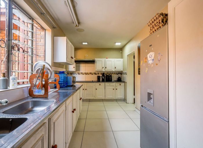 4-Bedroom Townhouse for Sale in Hatfield with garden, garage, and student-friendly access.