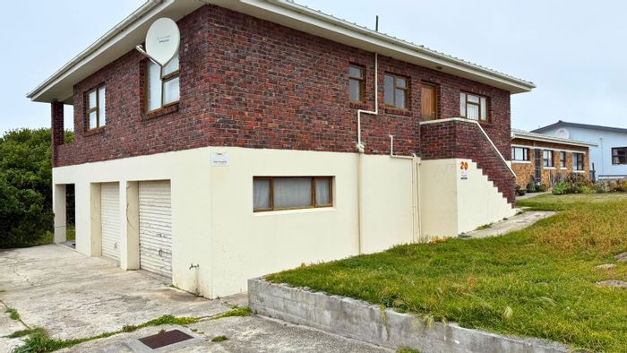 Franskraal House For Sale: Ocean views, spacious living, double garage, renovation potential.