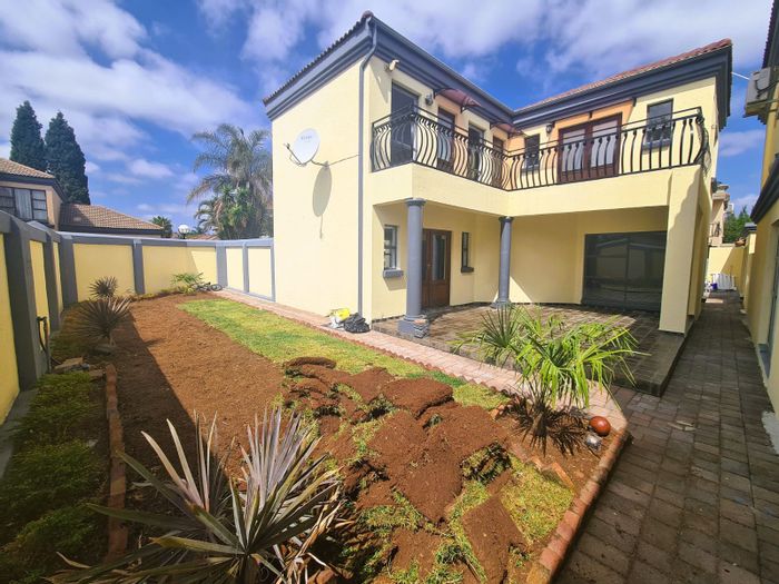 Raslouw House To Rent: 6 bedrooms, dual-living, spacious areas, and private yard.