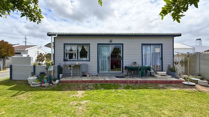 Pearly Beach House For Sale: 2 Bedrooms, Secure Resort Living, Beach Access.
