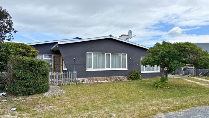 Spacious 5-bedroom house with solar power, flatlet, and beach proximity in Pearly Beach.