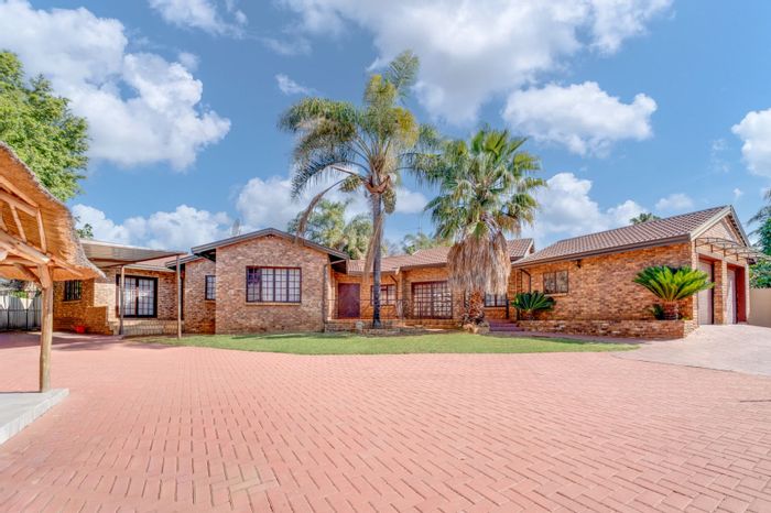 Little Falls House For Sale: 4 beds, pool, lapa, garages, ideal for families.