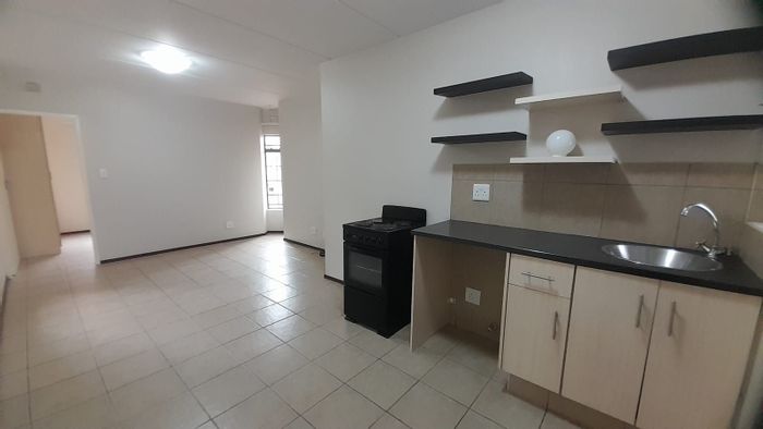 Noordwyk Apartment To Rent: 1 Bed, Open Plan, Parking, Near Shops & Transport.