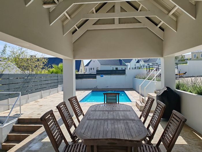 House For Sale in Mount Royal Golf Estate: 4 beds, pool, solar, security.