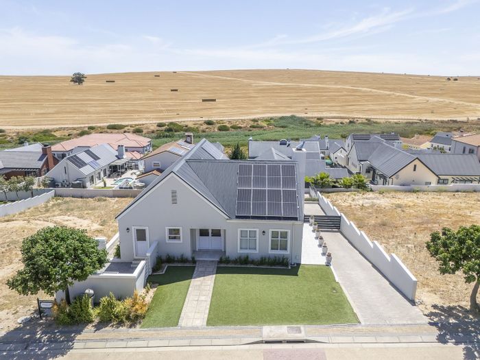 House For Sale in Mount Royal Golf Estate: 4 beds, pool, solar, security.