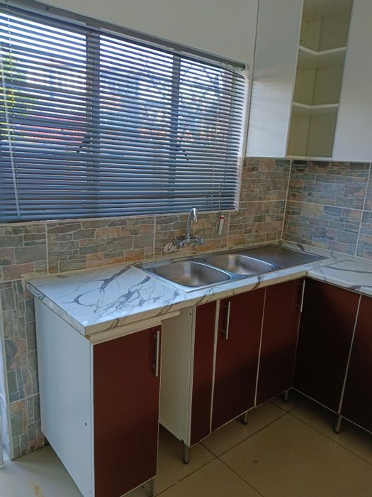 3-Bedroom Townhouse For Sale in Florida with Pool, Security, and Family Amenities.