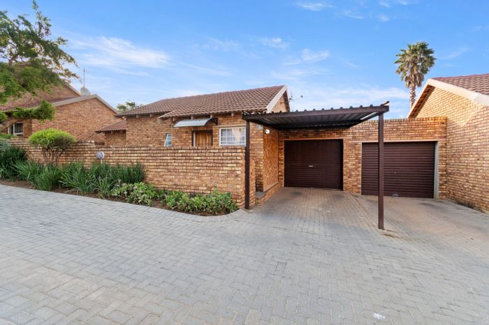 Wilgeheuwel Townhouse For Sale: 2 beds, pet-friendly, 24-hour security, garden.