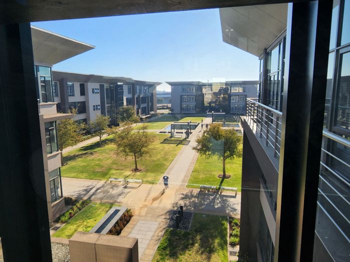 Parkhaven Office To Rent: 880m², prime location, 24/7 security, covered parking.