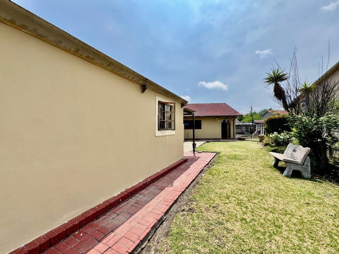 Secunda Central House For Sale: 4 bedrooms, flatlet, spacious yard, 6 carports.