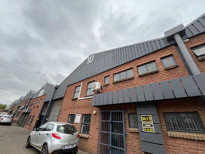 316m² Industrial Warehouse To Rent in Silvertondale with secure access and ample parking.