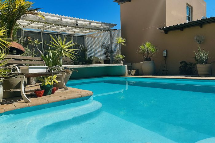 Versatile House with Pool, Flatlet, and Entertainment Spaces – Strelitzia Park For Sale