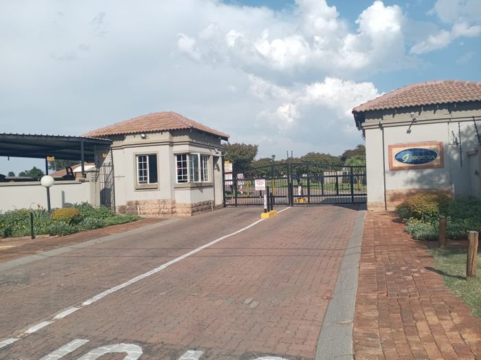 For Sale: 2-Bedroom Apartment in Bergbron with Private Garden and Security Amenities.